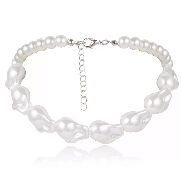 🌟 Big Baroque White Simulated Chocker Necklace - Picture 3 of 7